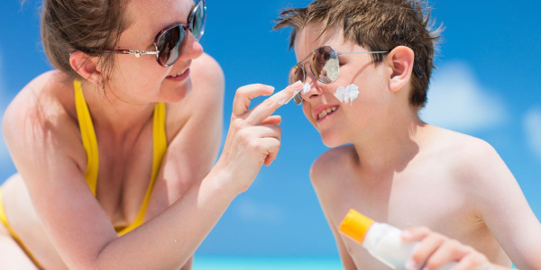 Sommer, Sonne, Sonnenschutz – wie du dein Kind sicher durch den Sommer bringst